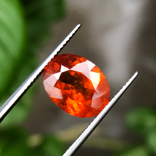 Natural spessartine garnet, 6.60 carat orange garnet oval.